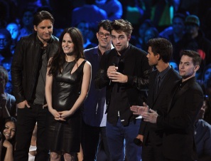 Robert Pattinson y parte del elenco de "Twilight" presentaron el nuevo trailer de "Amanecer parte 2"